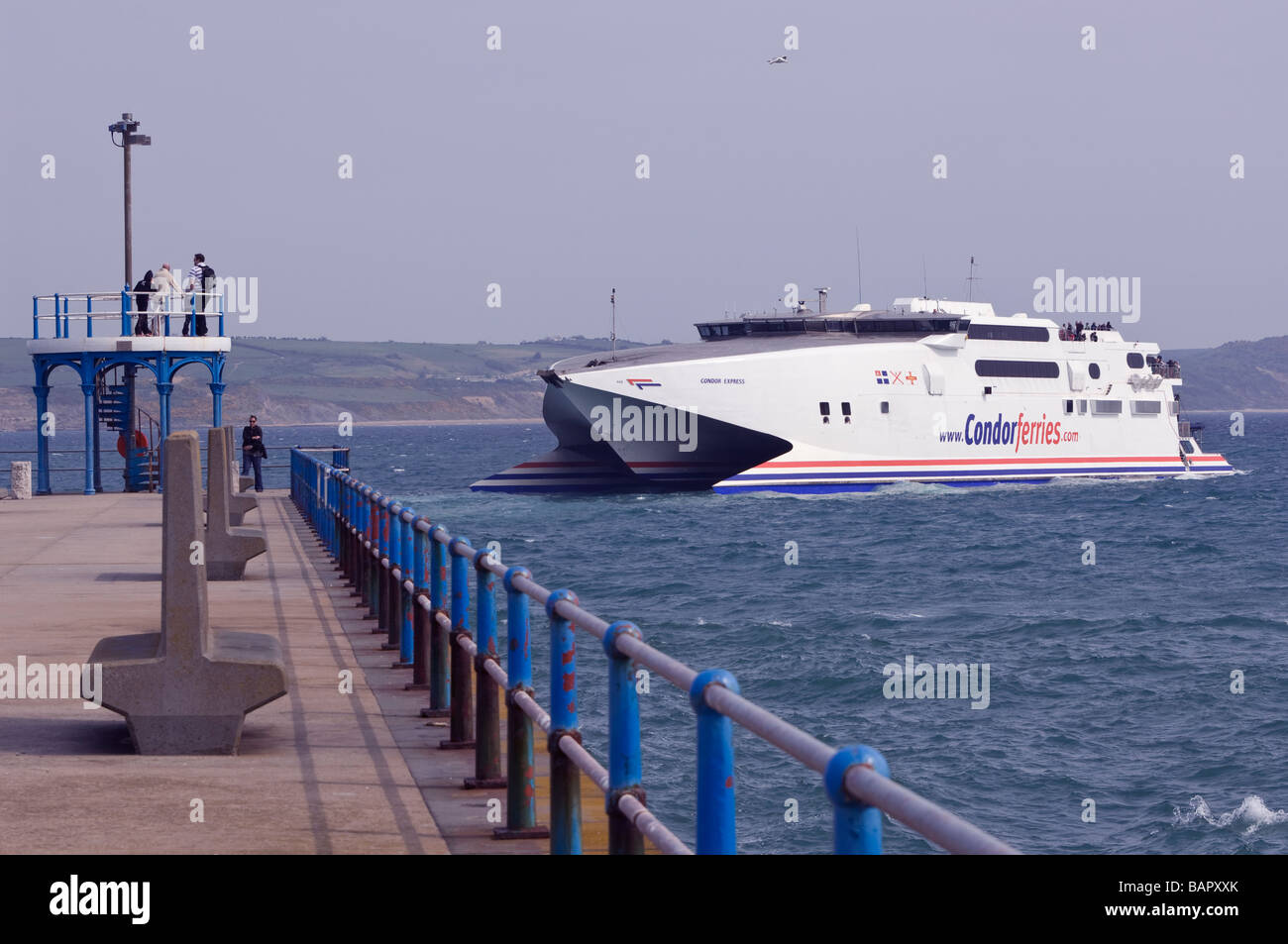 Condor Express seacat se prépare à tour de bras la tête dans le Dorset Weymouth Harbour avant l'amarrage dans le port Banque D'Images