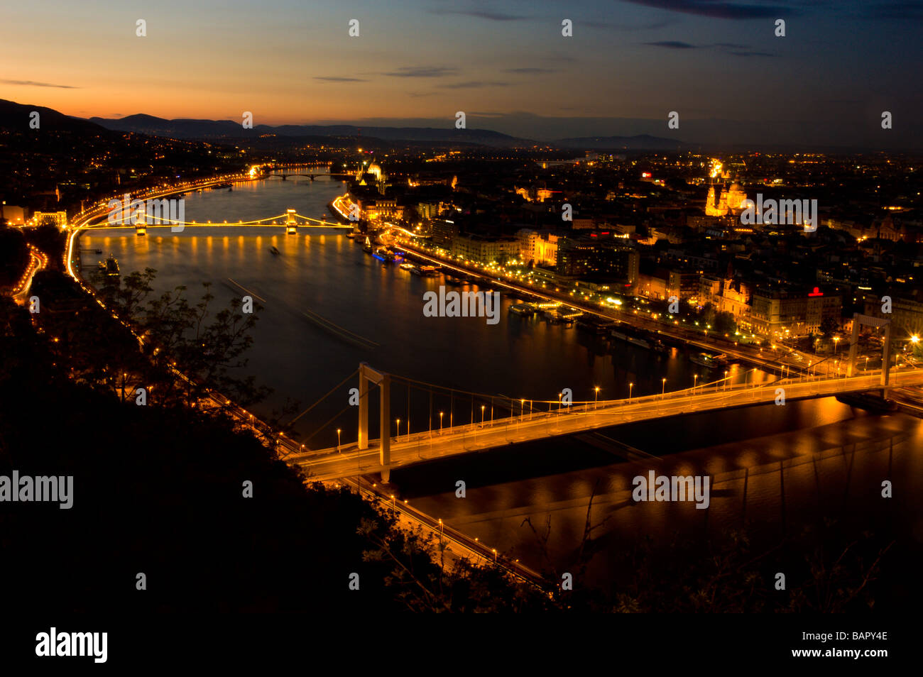 Nuit à Budapest - Elisabeth et du pont des Chaînes allumé Banque D'Images