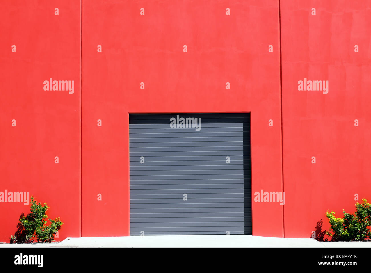 Galet gris porte de garage dans le mur de brique rouge Banque D'Images