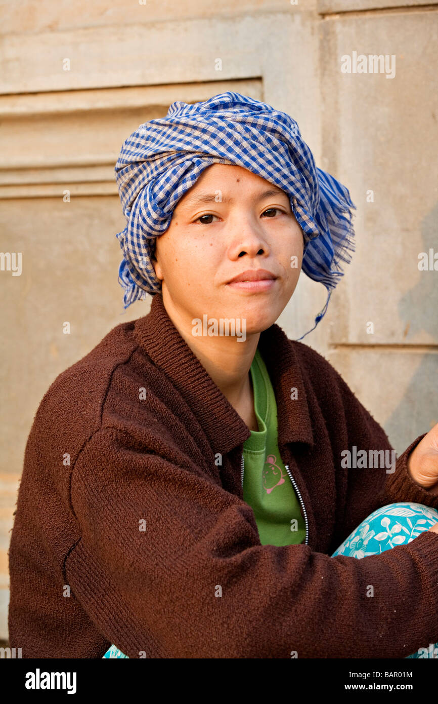 Cambodge femme dans un petit village à l'extérieur de Phnom Penh Banque D'Images