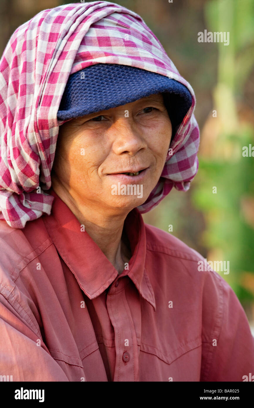 Cambodge femme dans un petit village à l'extérieur de Phnom Penh Banque D'Images