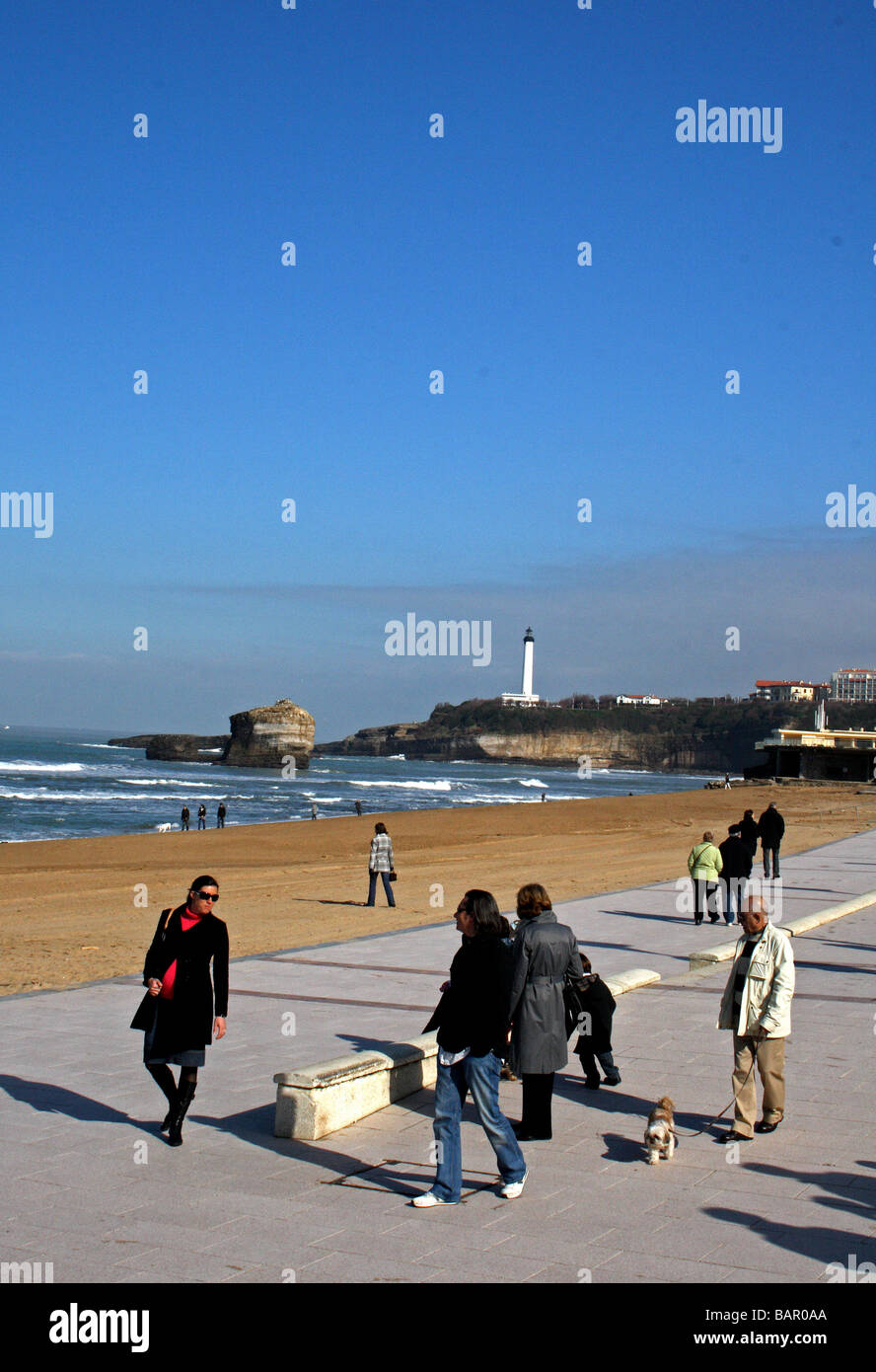 Les gens qui marchent le long du front de mer de Biarritz, dans le Pays Basque de la région de l'ouest de la France. Banque D'Images