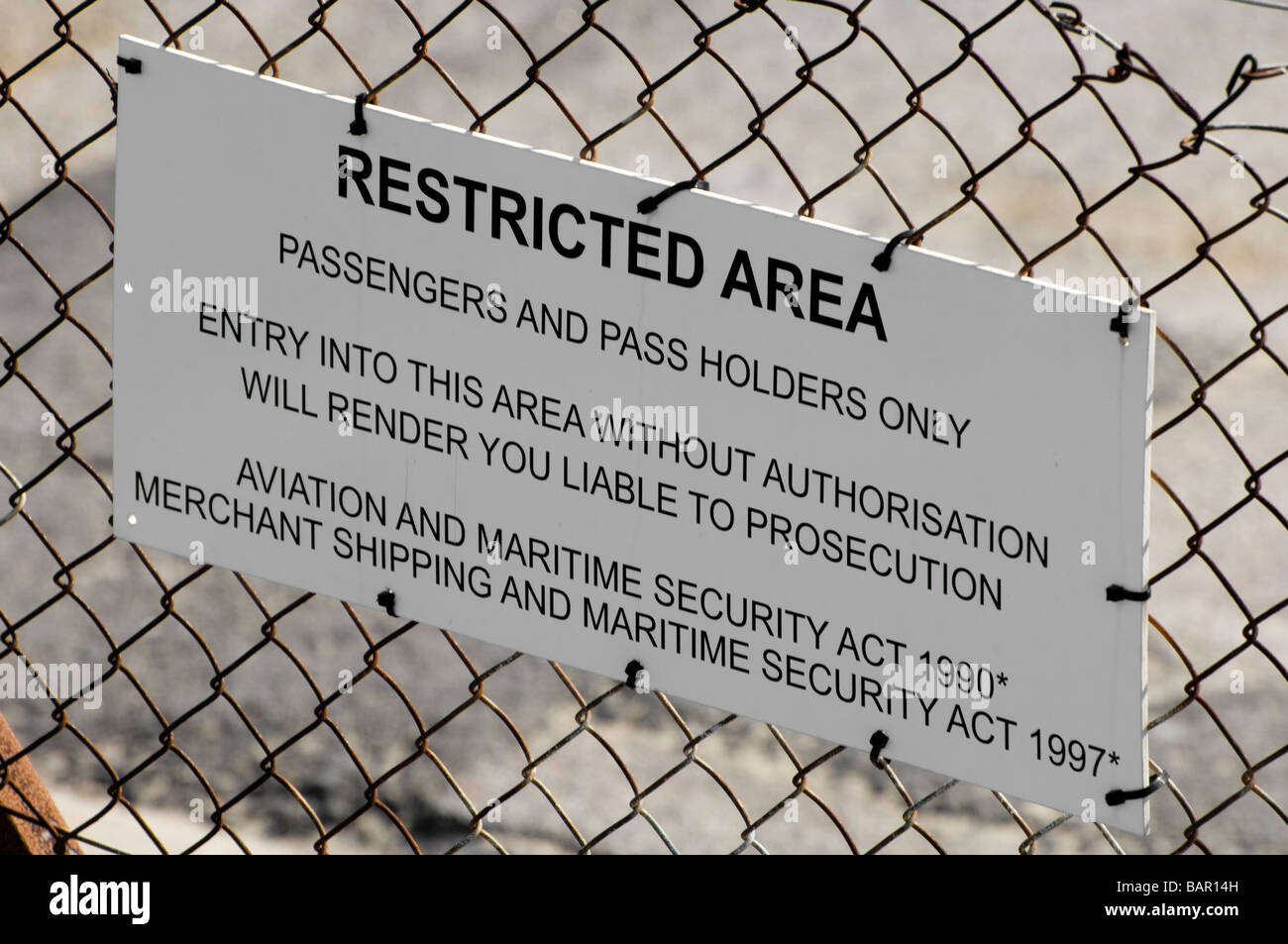 Panneau d'avertissement de zones réglementées et de la protection de la clôture du port de Weymouth, dans le Dorset, en Angleterre, des accès non autorisés. Banque D'Images