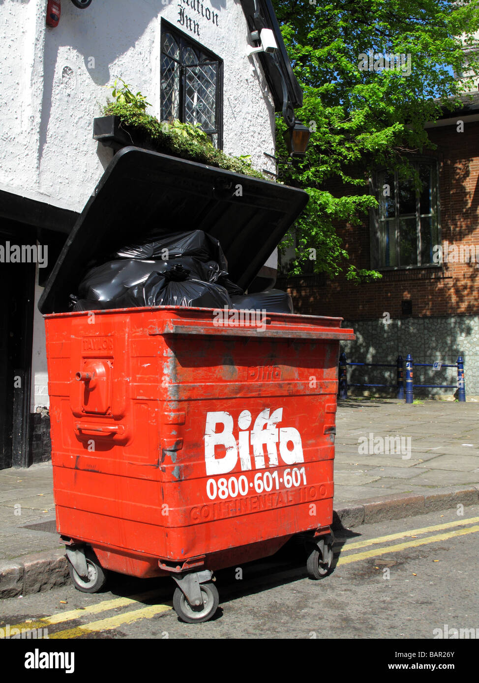 Un Biffa Waste skip to sur une rue au Royaume-Uni. Banque D'Images