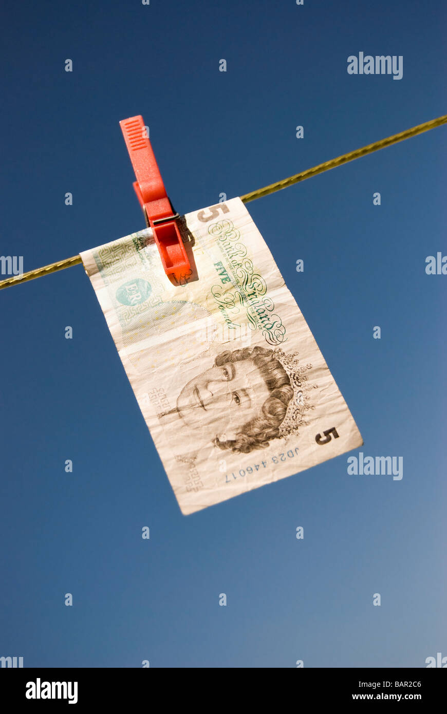 Note cinq livres sur une ligne de lavage Banque D'Images