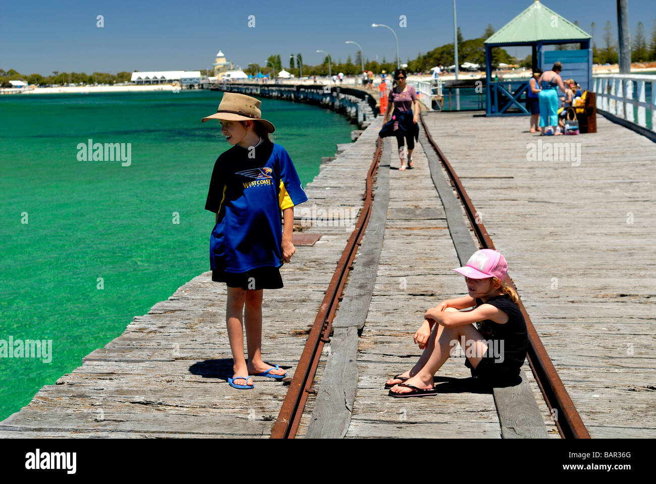 Deux enfants reposant sur Busselton Jetty, Busselton, Australie occidentale Banque D'Images