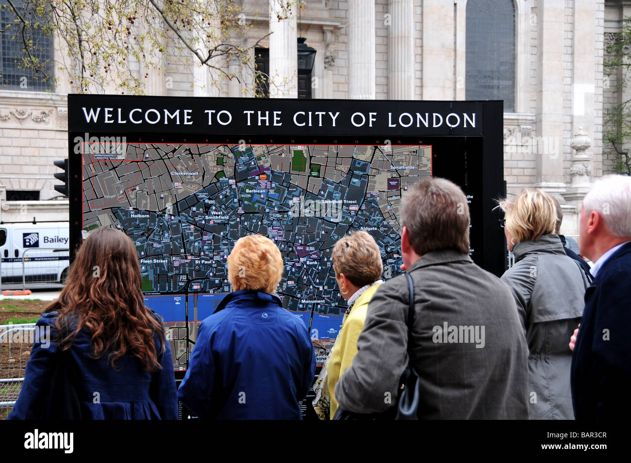 Les touristes en regardant une carte, Londres, Angleterre Banque D'Images