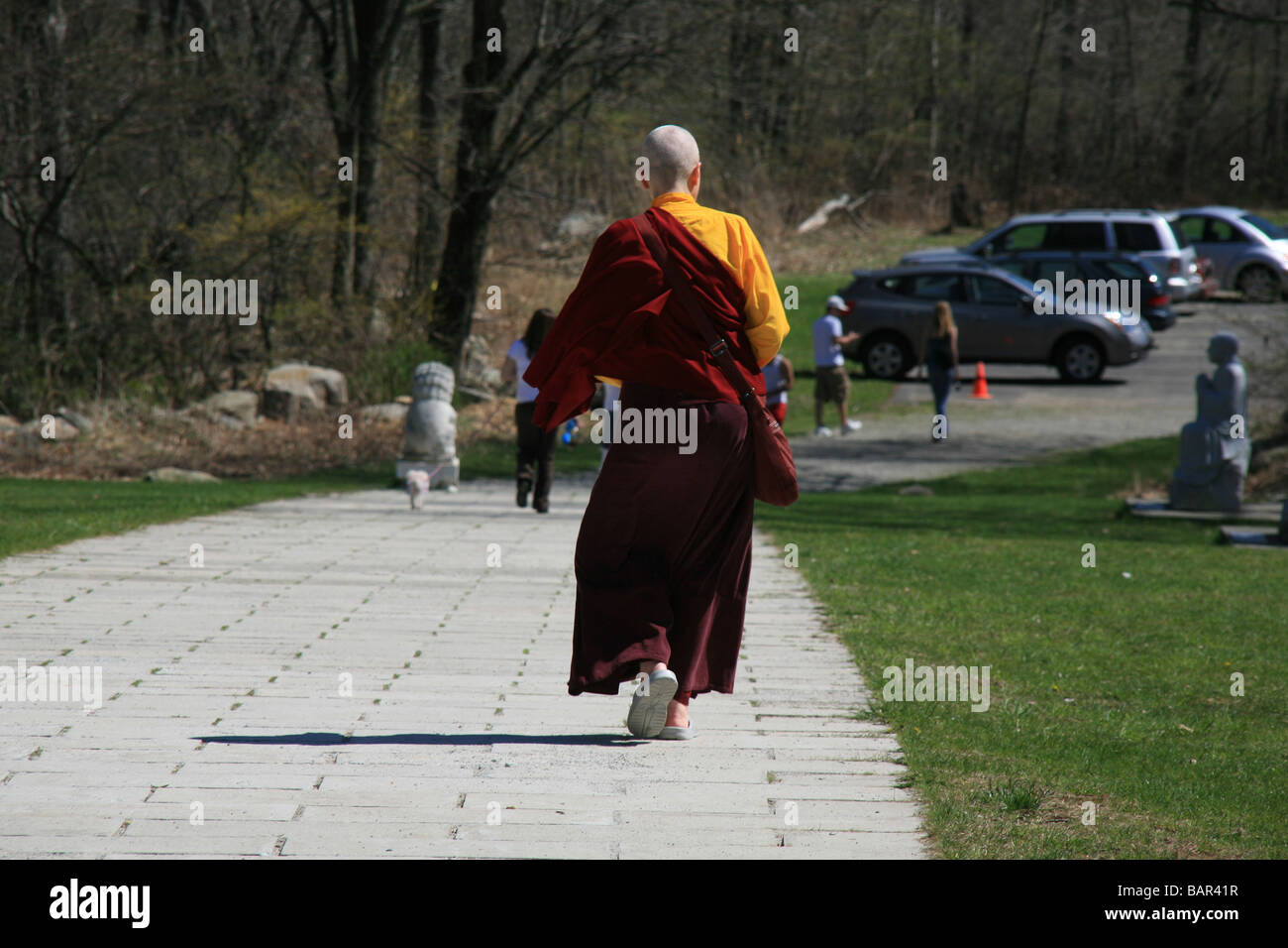 Le moine bouddhiste promenades le long chemin d'Chuang Yen monastère à Carmel, New York, USA, © Katharine Andriotis Banque D'Images