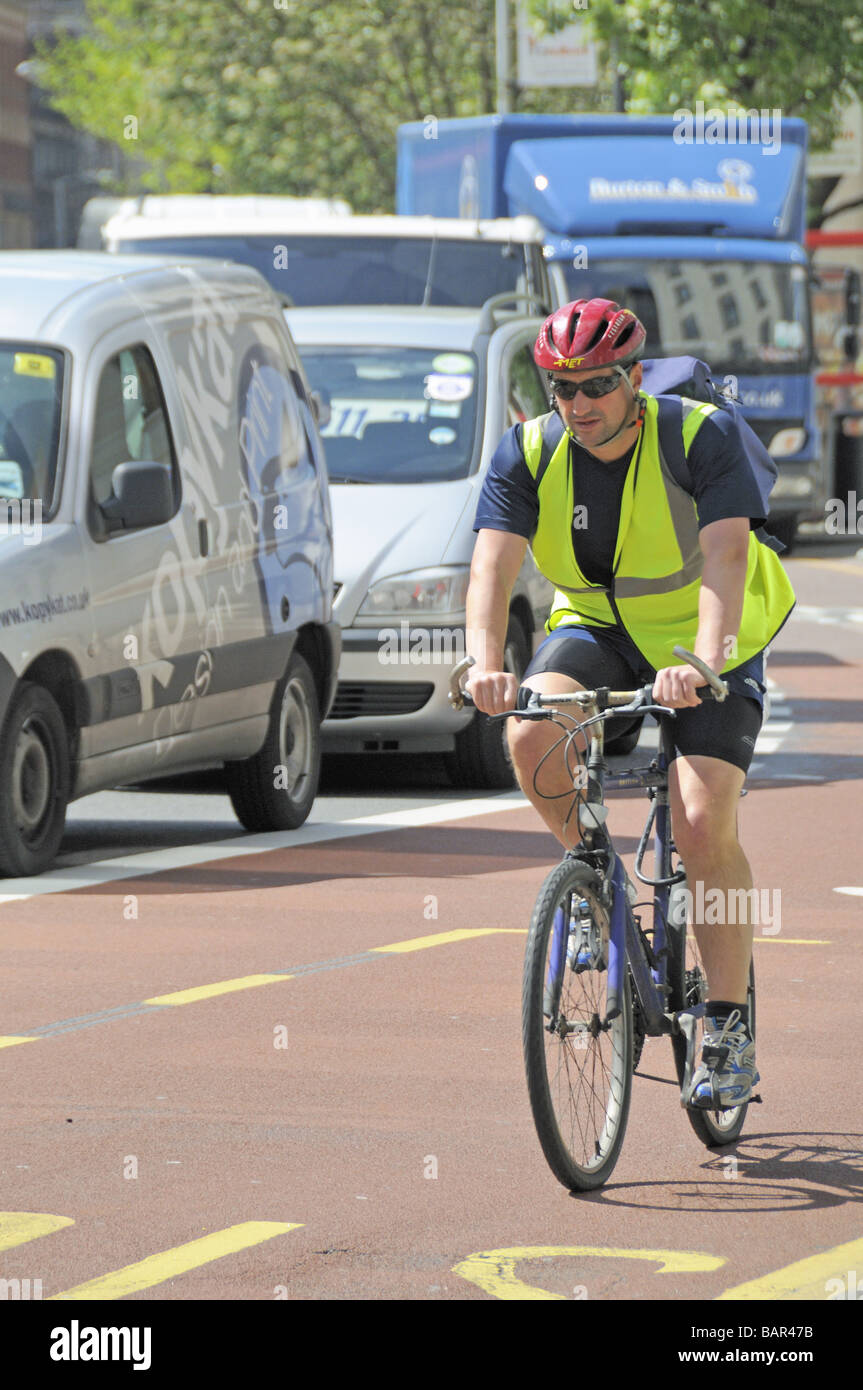Le trafic cycliste de Holborn Londres Angleterre Royaume-uni Banque D'Images