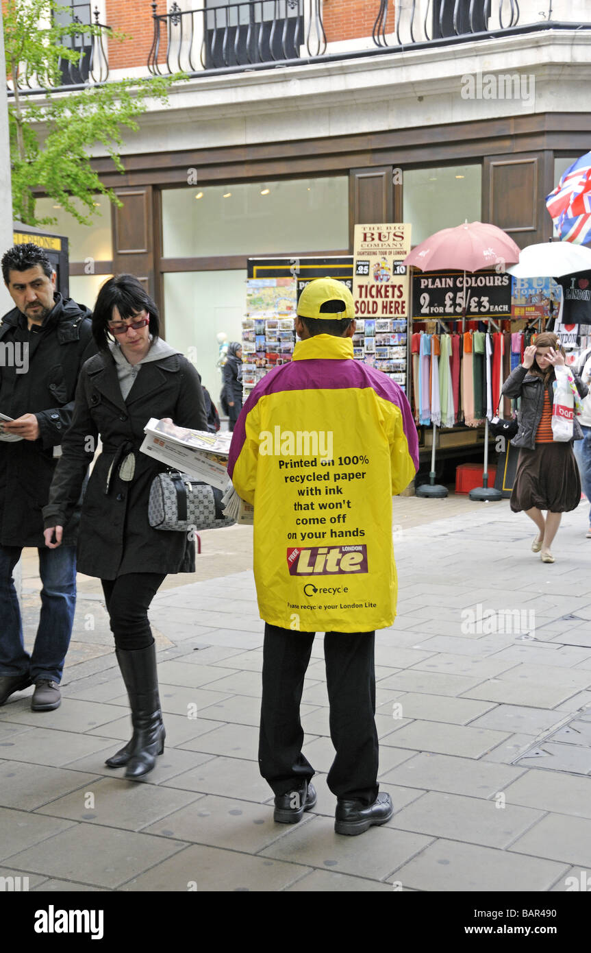 La distribution de l'homme Londres Lite gratuitement journaux dans Oxford Street London England UK Banque D'Images