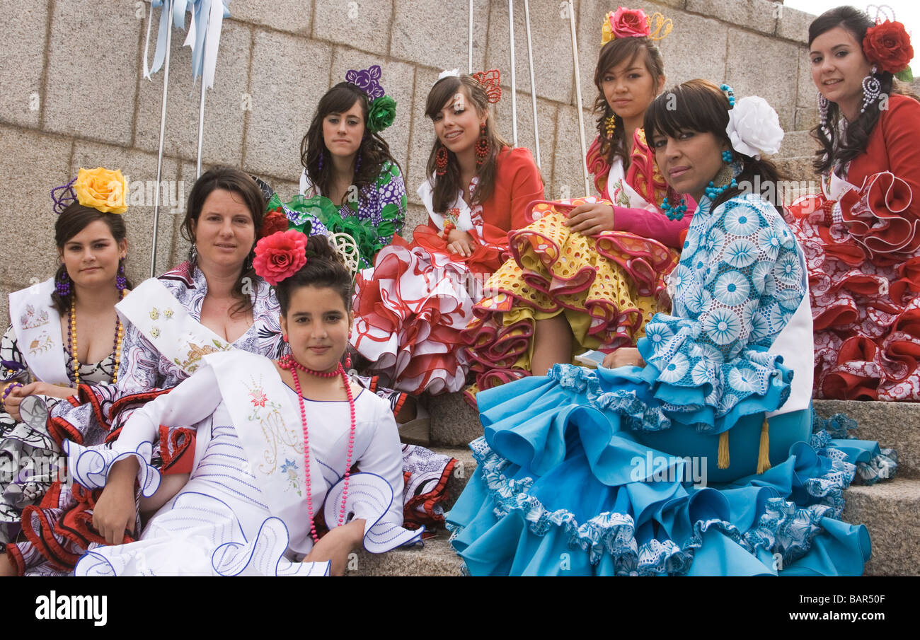 Andujar, Jaen Province, Espagne. Romeria annuelle de la Virgen de la Cabeza. De jolies jeunes filles en robe flamenco typique Banque D'Images