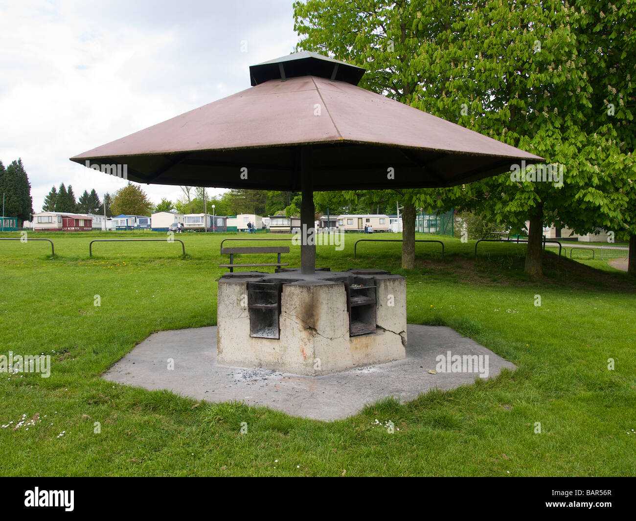 6 grand barbecue recto verso sur terrain de camping à Oteppe Belgique Photo  Stock - Alamy