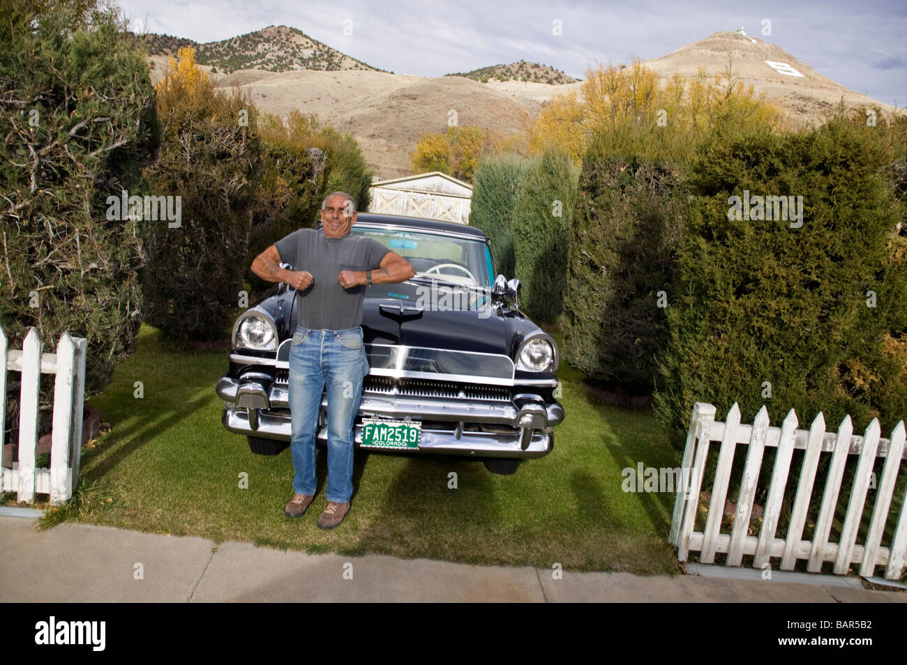 Portrait d'un homme âgé avec ses meubles anciens 1955 automobile de mercure à son domicile dans la petite ville de Salida Colorado USA Banque D'Images