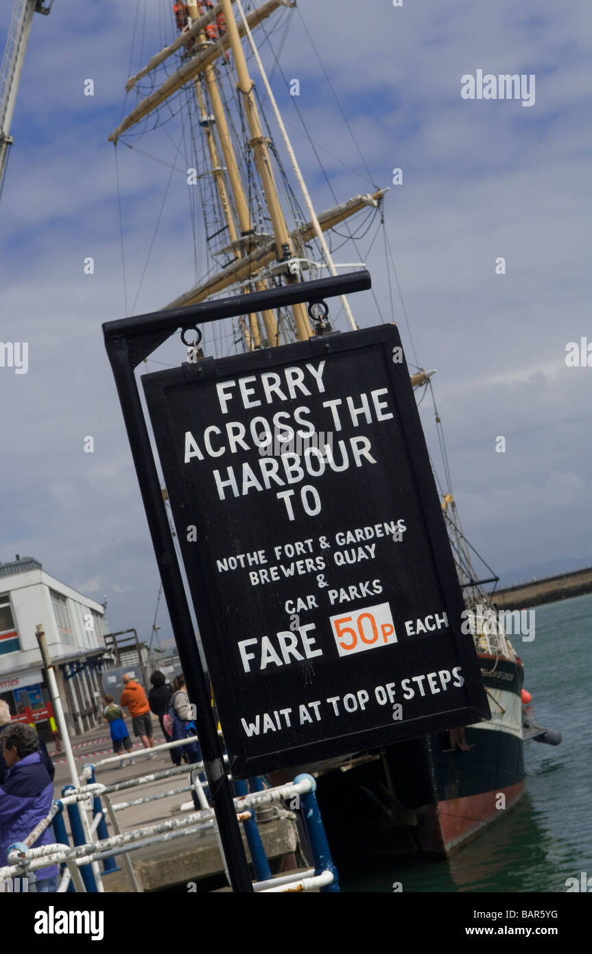 Publicité signe le traversier service partout dans le port de Weymouth Dorset Banque D'Images