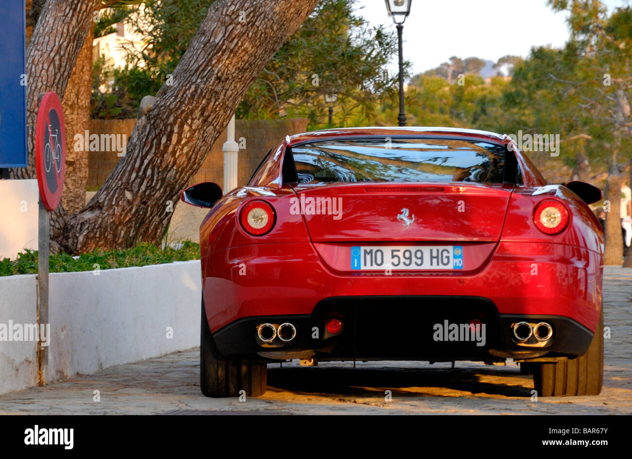 Close-up de retour de rouge 2009 Ferrari à côté de 'non' vélos sign Banque D'Images