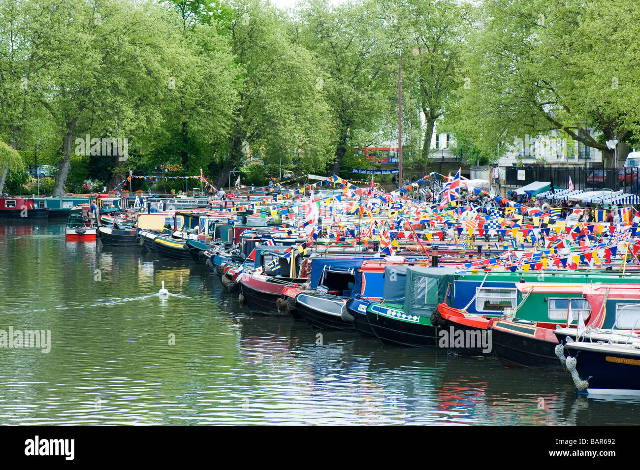 Étroites décorées de bateaux amarrés sur le Regents Canal dans 'la petite Venise' au cours Canalway Cavalcade, Londres, Royaume-Uni Banque D'Images