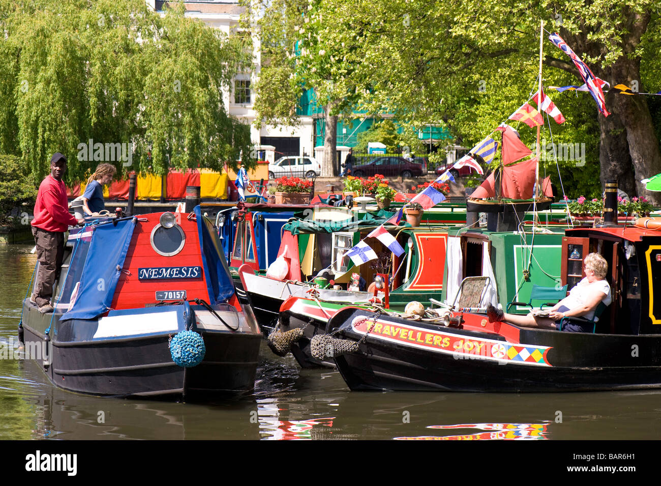 Étroites décorées de bateaux amarrés sur le Regents Canal dans 'la petite Venise' au cours Canalway Cavalcade, Londres, Royaume-Uni Banque D'Images