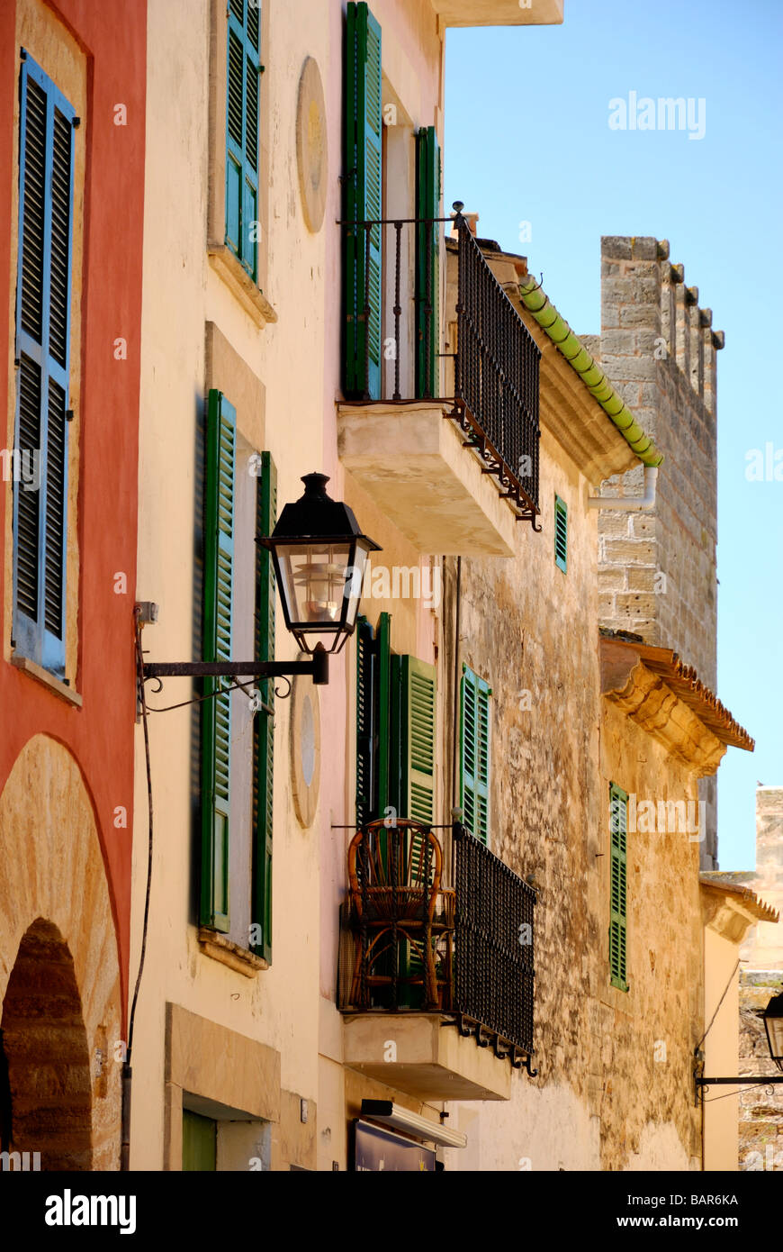 Façades de balcons et des volets verts à Alcudia, Majorque Banque D'Images