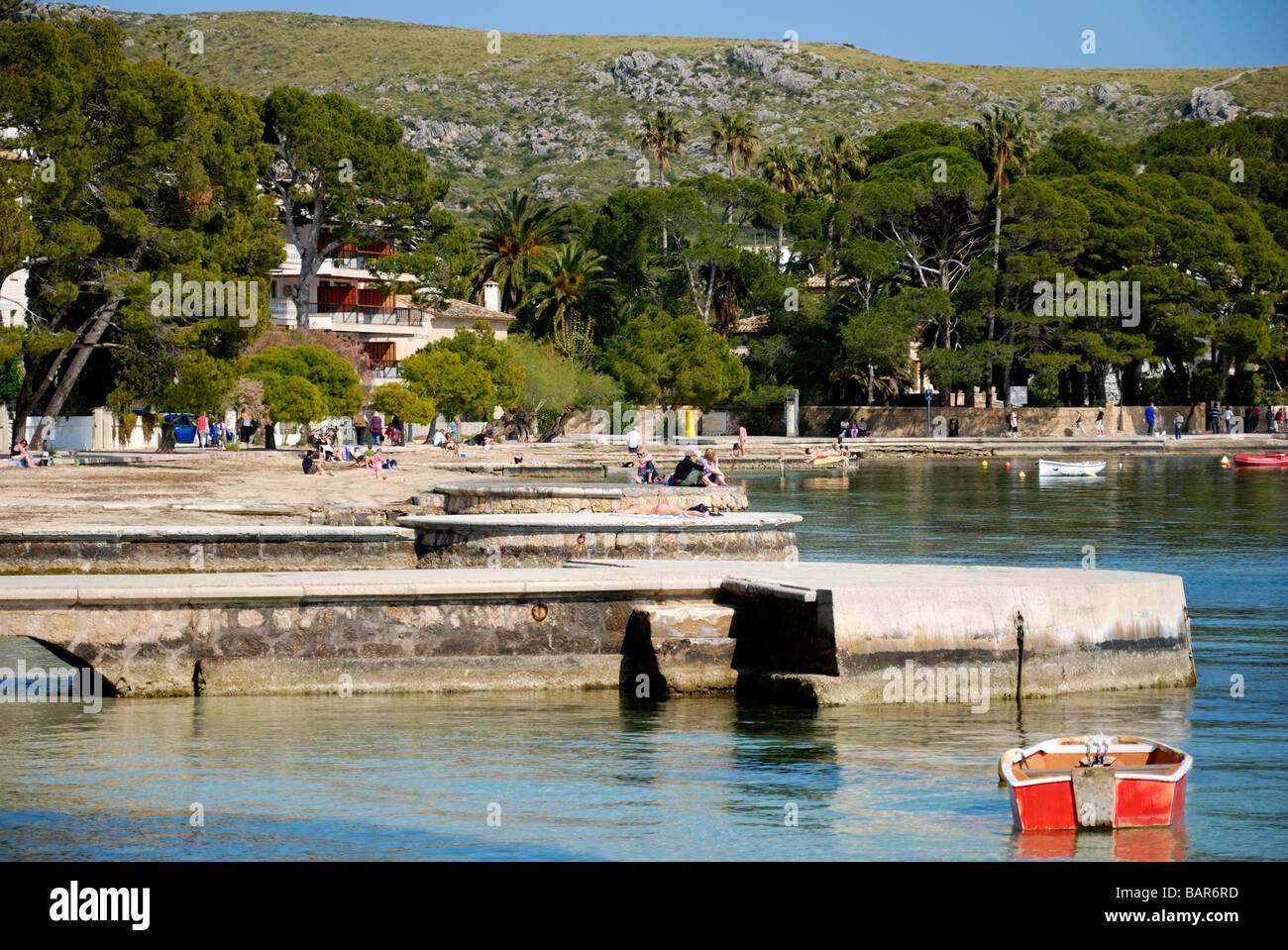 Pine Walk à Pollensa, Majorque avec barque rouge en premier plan et les montagnes de Tramuntana dans l'arrière-plan Banque D'Images