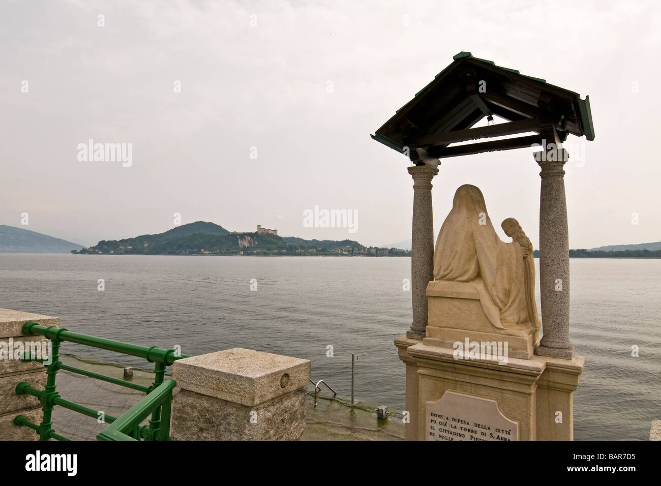 Chapelle votive sur le Lac Majeur à Arona Province de Novara Italie Banque D'Images