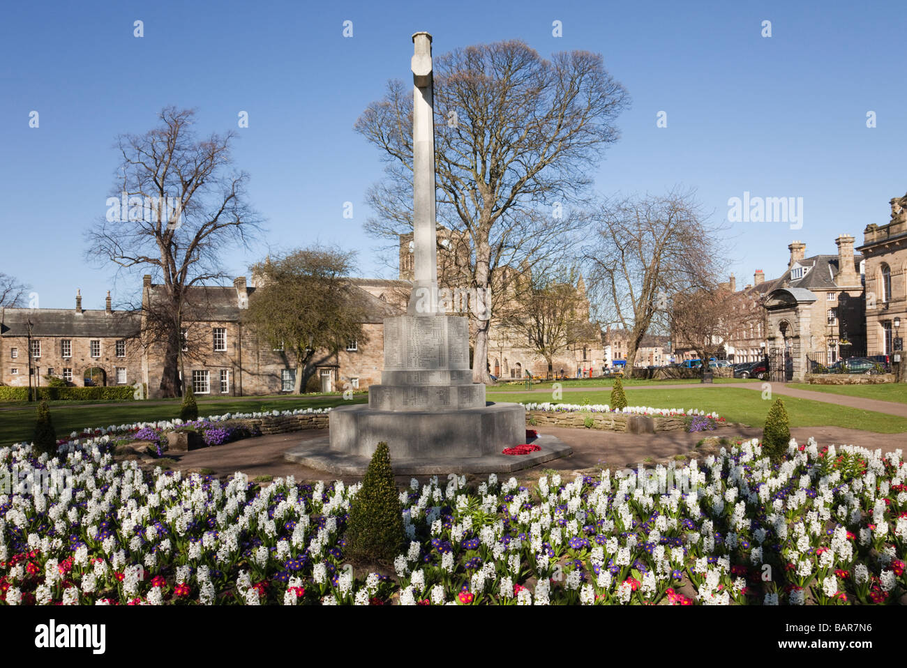 Northumberland England UK Hexham croix de pierre Avril War Memorial de motifs l'abbaye de parc public jardins au printemps Banque D'Images