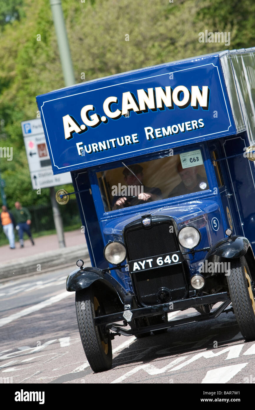 Blue 1934 Bedford WLG Luton van avec 2 après-guerre ton van corps pendant le rallye des véhicules commerciaux vintage, Brighton. Banque D'Images