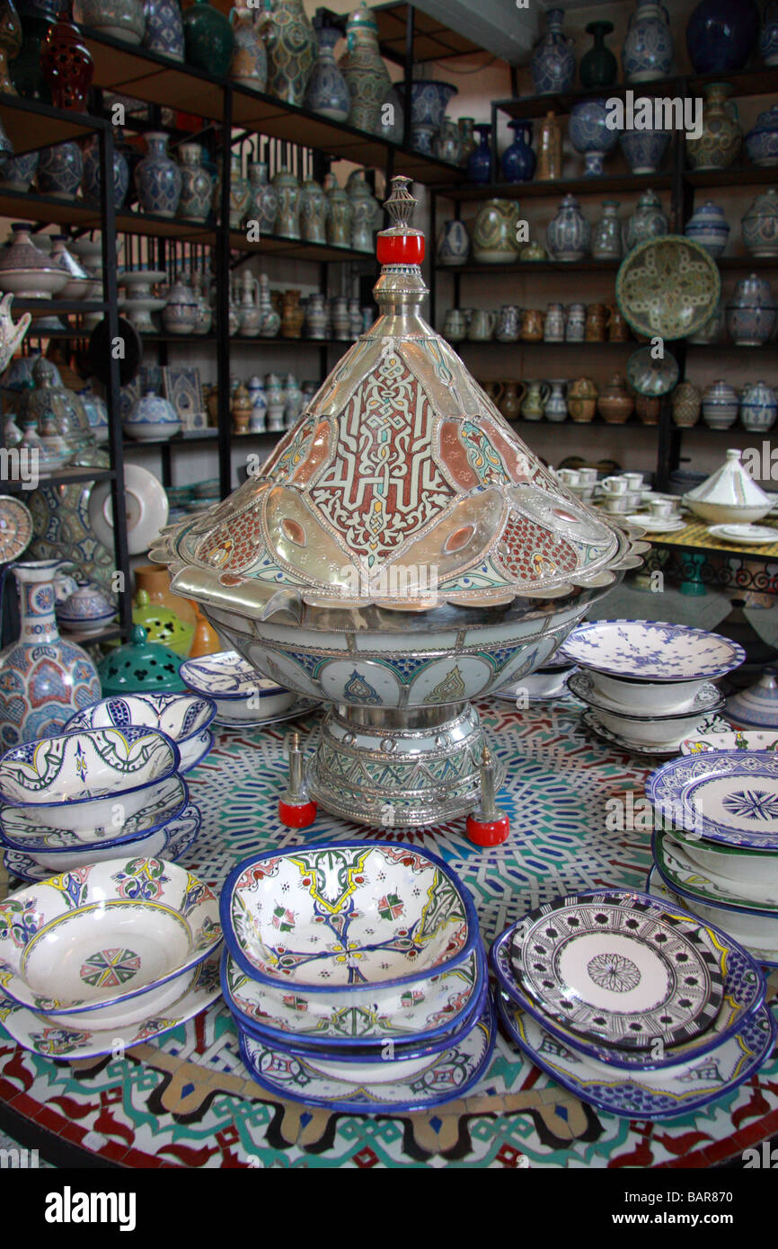 Poterie marocaine tajines décoratifs y compris et plaques à vendre à 'l'Art Naji'' la céramique magasin d'usine, Fès el-Bali, Fes, Maroc Banque D'Images