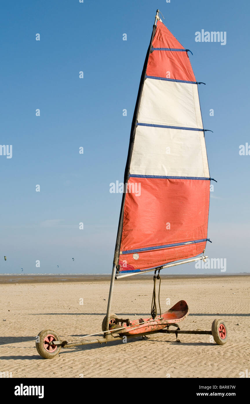 Un yacht terre Kirrawee se trouve sur la plage de Greatstone, Kent à la fin d'une journée d'été Banque D'Images