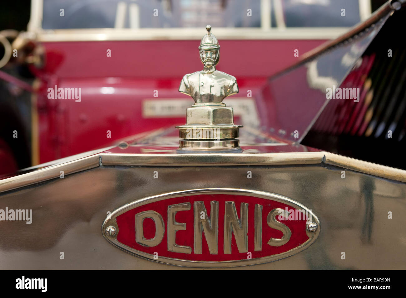 Radiateur laiton ornement en forme de pompier sur 1914 Dennis N type pompe / vintage s'échapper pendant le rallye des véhicules commerciaux Banque D'Images