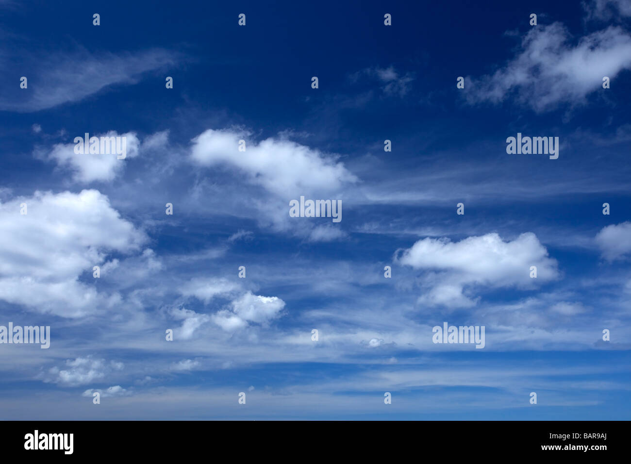 Les nuages duveteux blanc et bleu ciel au-dessus de la mer des Caraïbes, la Barbade, "West Indies" Banque D'Images Les nuages duveteux blanc et bleu ciel au-dessus de la mer des Caraïbes, la Barbade, "West Indies" Banque D'Images