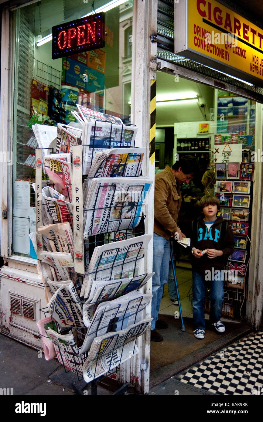 Porte-journaux en dehors de la presse, Soho, London, England, UK Banque D'Images