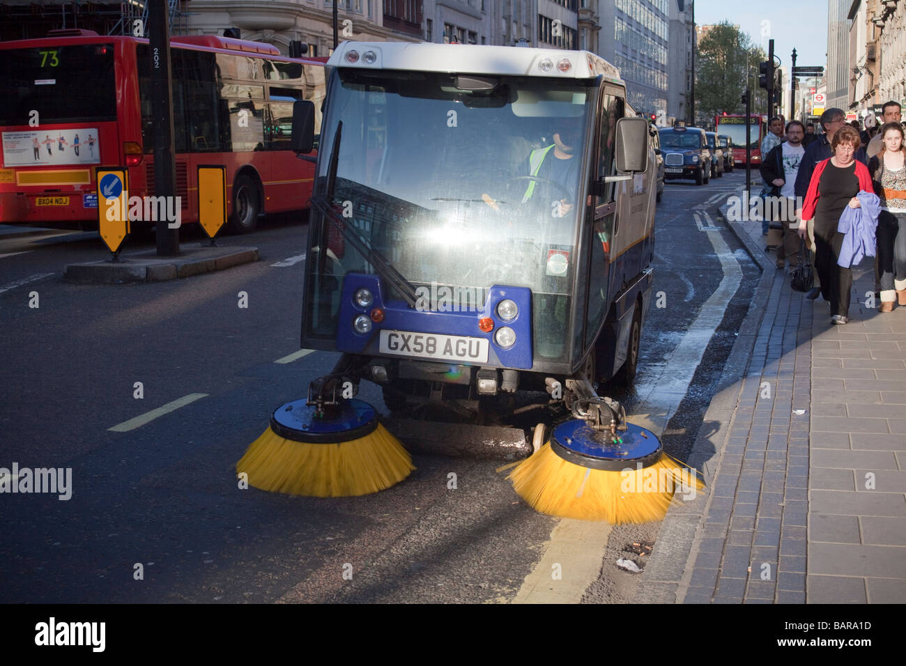 Le nettoyage des rues véhicule sur Oxford Street, Londres, Angleterre Banque D'Images