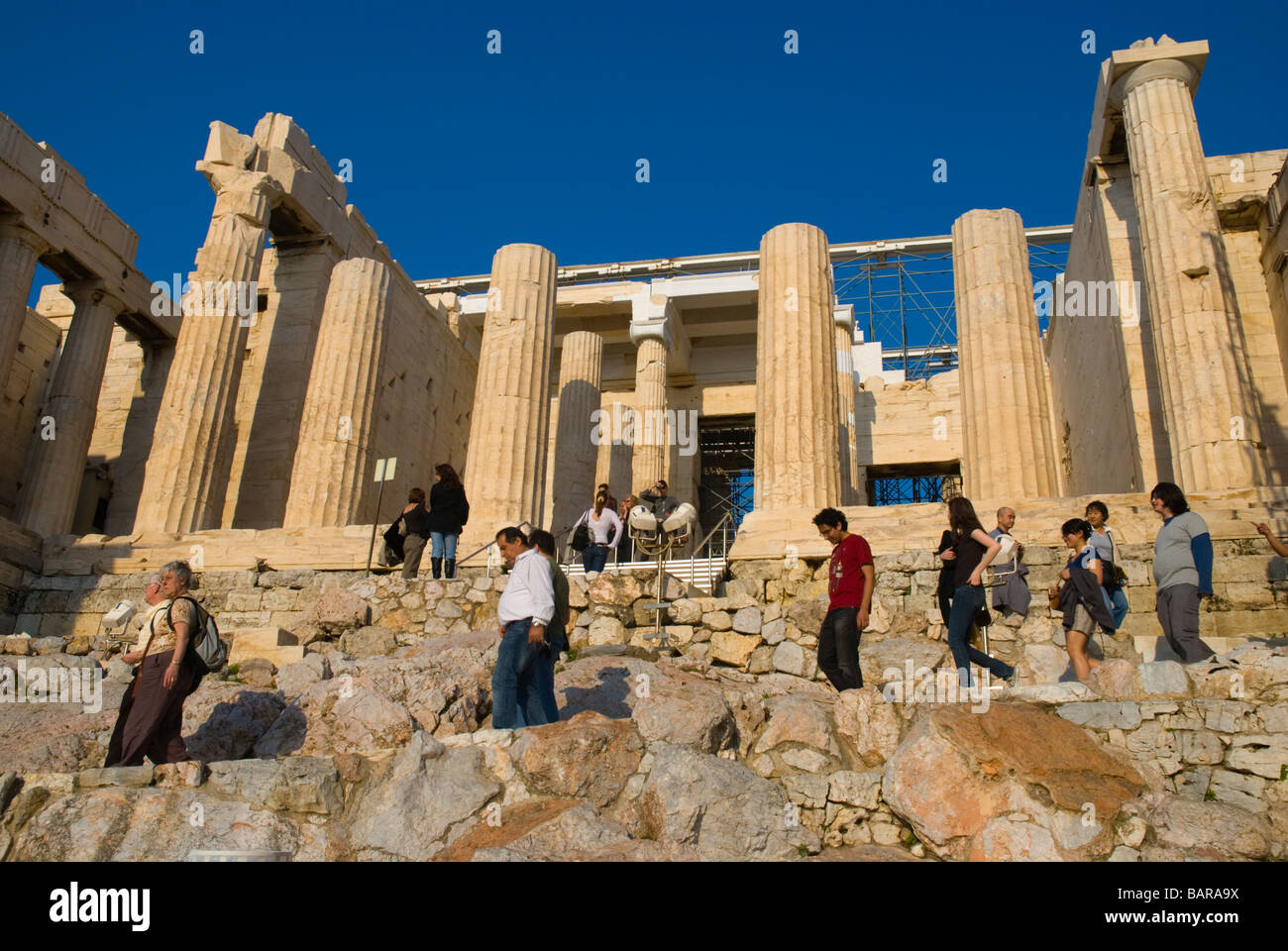 Les gens qui sortent de l'acropole par Beule Gate à Athènes Grèce Europe Banque D'Images