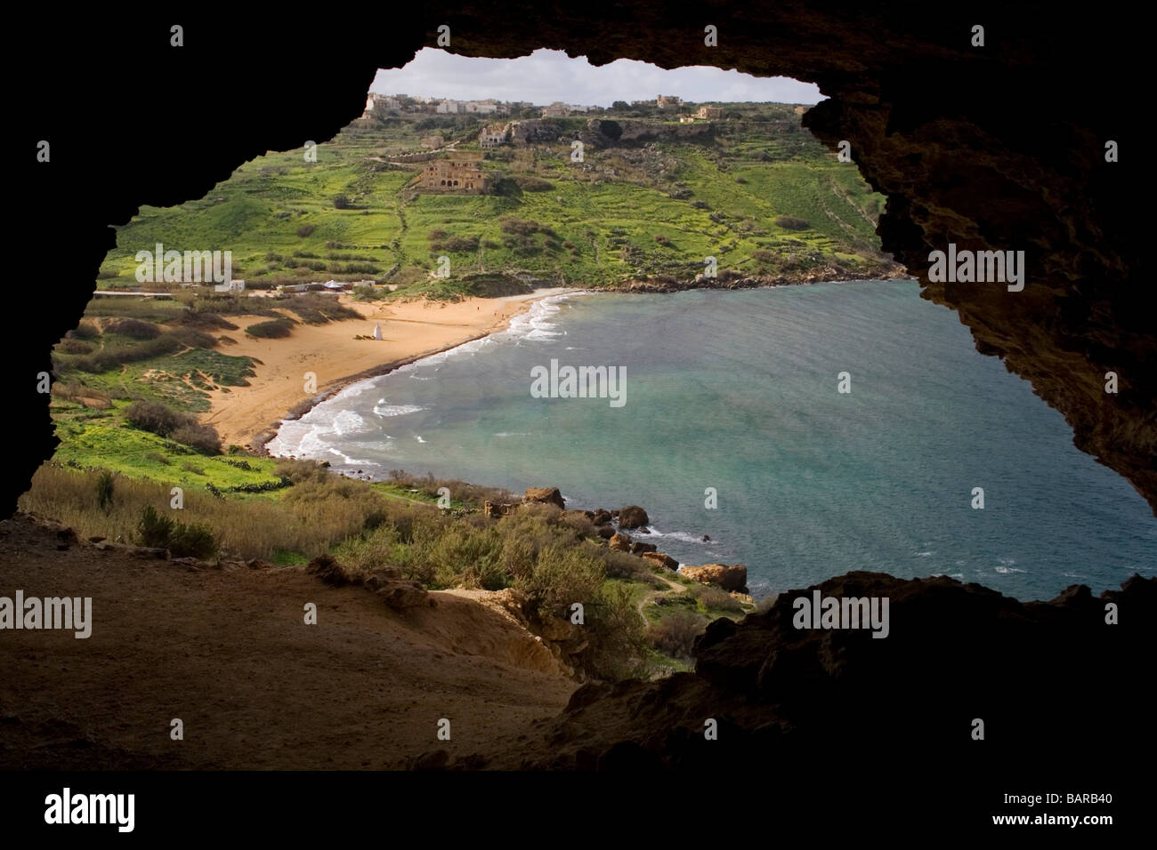 Ramla Bay, Gozo, vu depuis une grotte donnant sur la plage Banque D'Images