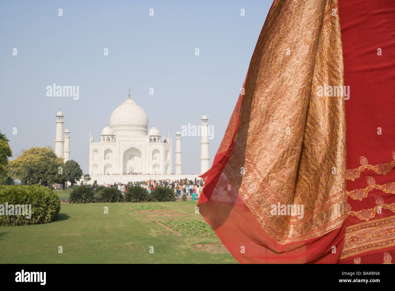 Vue arrière d'une femme debout devant un mausolée, le Taj Mahal, Agra, Uttar Pradesh, Inde Banque D'Images