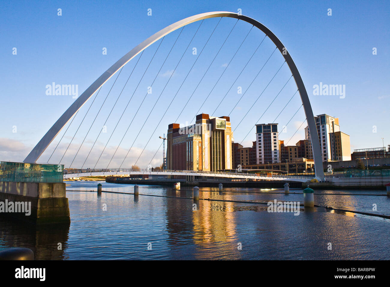 Vue sur la mer Baltique historique moulin fleur à travers le Gateshead millenium bridge, Tyneside Banque D'Images