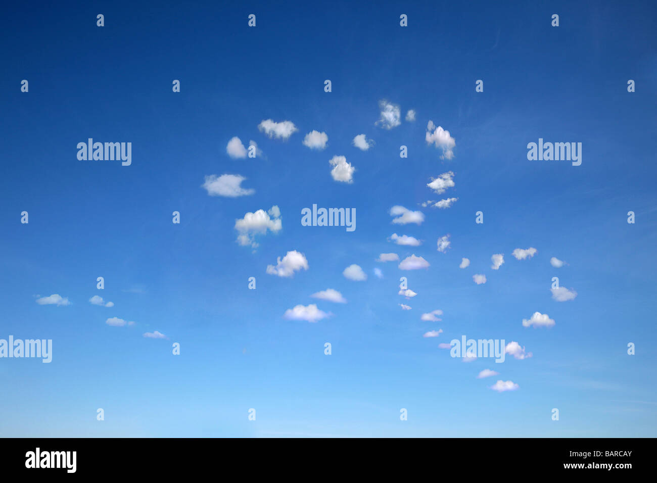 Deux nuages en forme de coeur sur ciel bleu pour usages multiples Banque D'Images