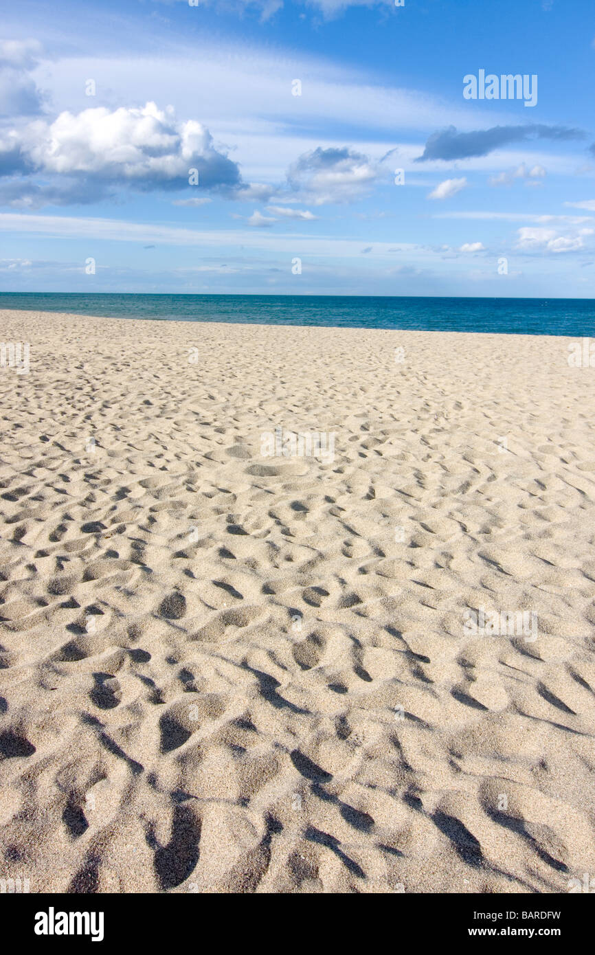 Ciel nuageux au-dessus d'une plage de sable fin se concentrer sur la plage Banque D'Images