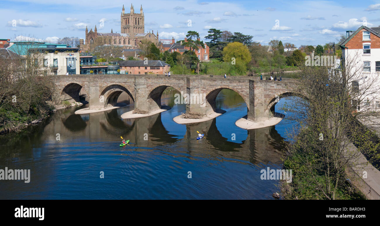 Vue panoramique de l'ancien pont de Hereford sur la rivière Wye avec la cathédrale en arrière-plan. Des canoës sont sur la rivière. Banque D'Images Vue panoramique de l'ancien pont de Hereford sur la rivière Wye avec la cathédrale en arrière-plan. Des canoës sont sur la rivière. Banque D'Images