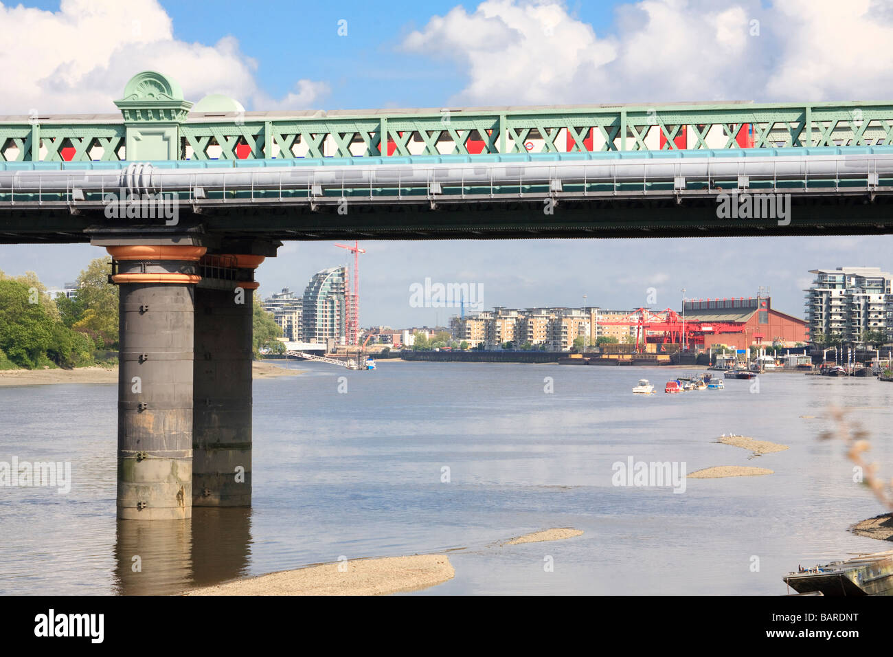 Vue sur la rivière Thames à Wandsworth de Putney Bridge grâce à Putney pont de chemin de fer traversé par train de tube Banque D'Images