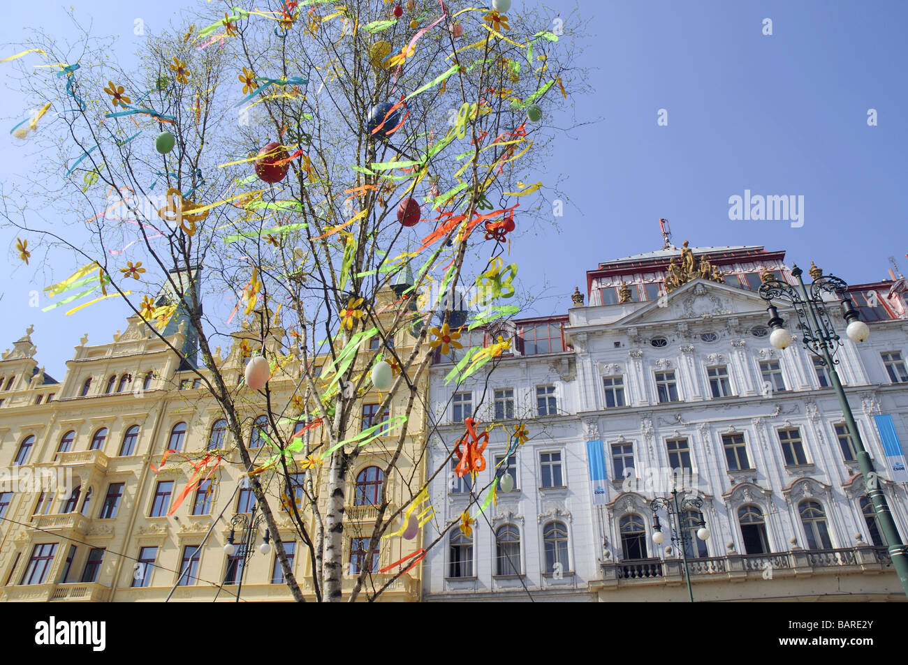 Articles de Pâques à Prague, la capitale et la plus grande ville de la République tchèque. Il est dominé par le château et cathédrale de St Vitus Banque D'Images