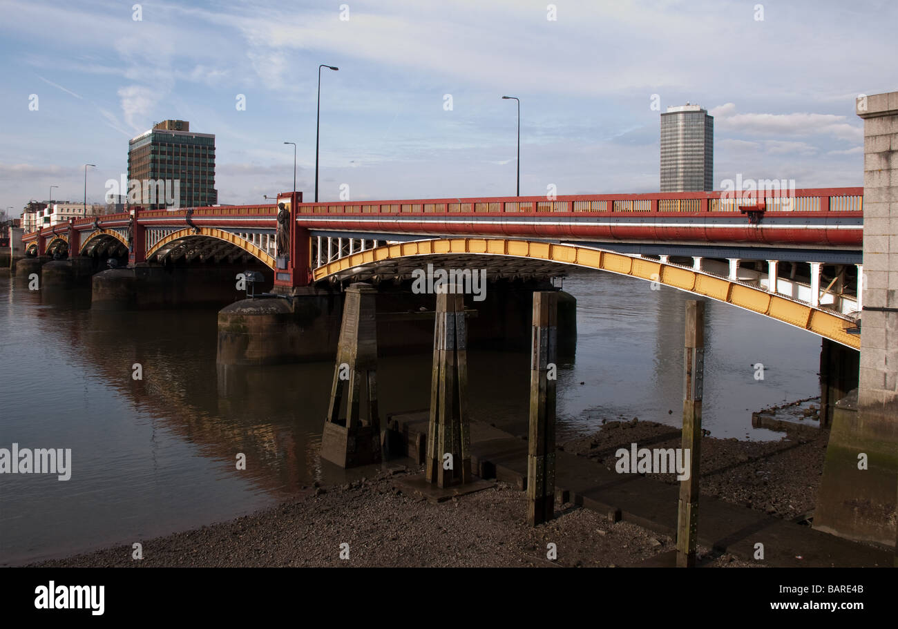 Vauxhall Bridge, de l'autre côté de la Tamise, Londres à partir de la rive sud à marée basse Banque D'Images