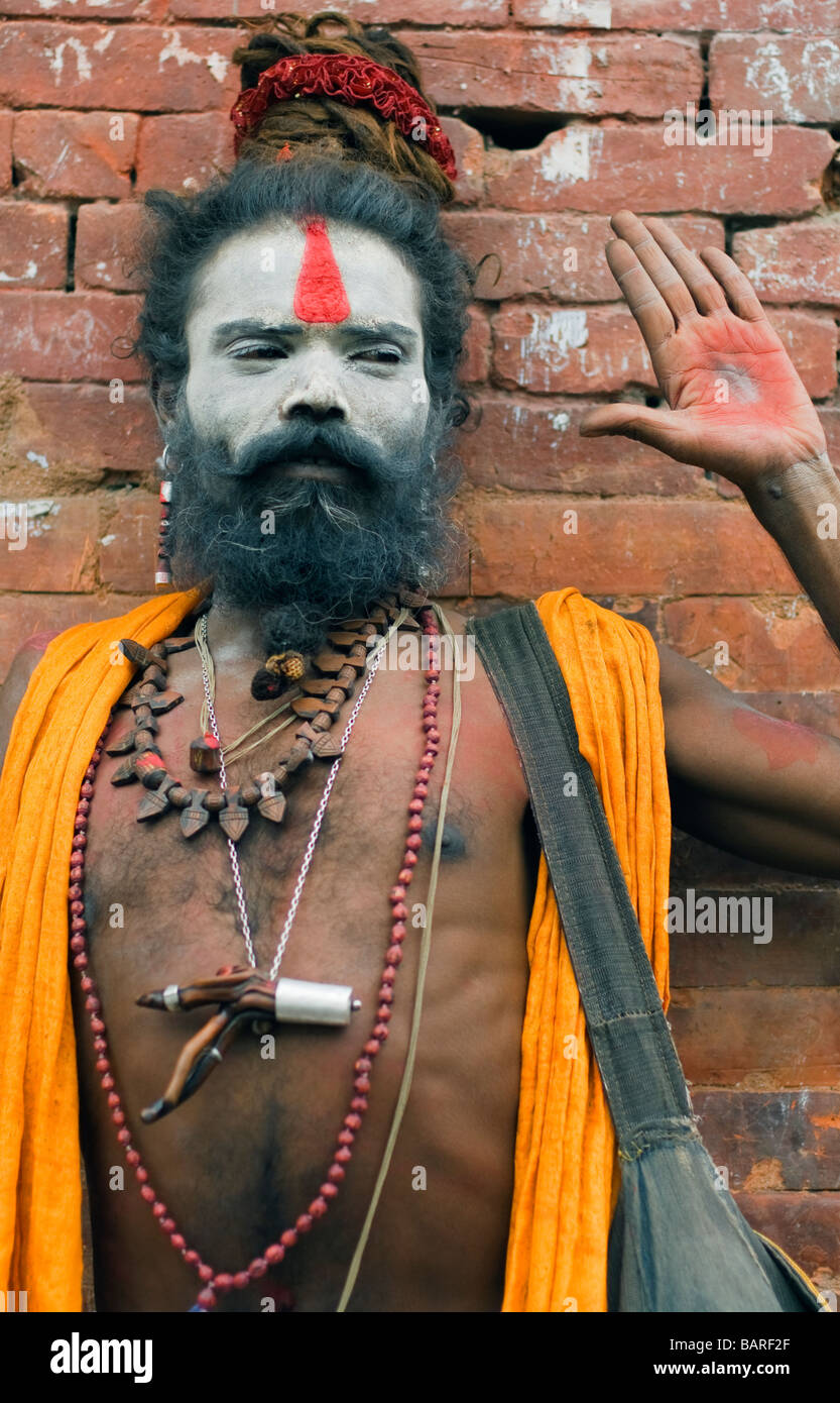 Un Sadhu hindou avec son visage couvert de cendres sacrées au temple de Pashupatinath, Katmandou, Népal Banque D'Images