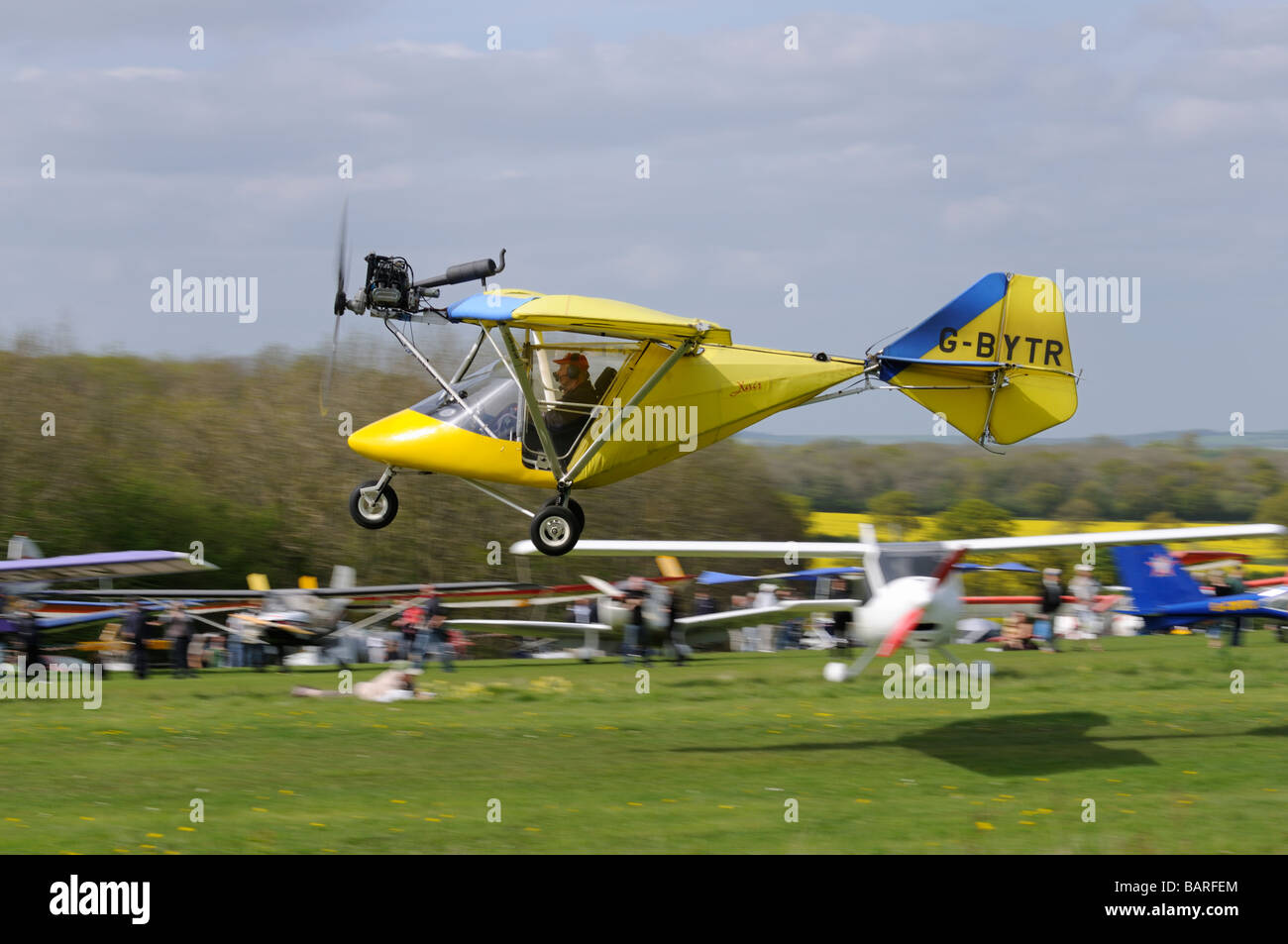 Avion Ultra X'Air G-BYTR décolle à l'aérodrome de Popham Hampshire Angleterre Banque D'Images