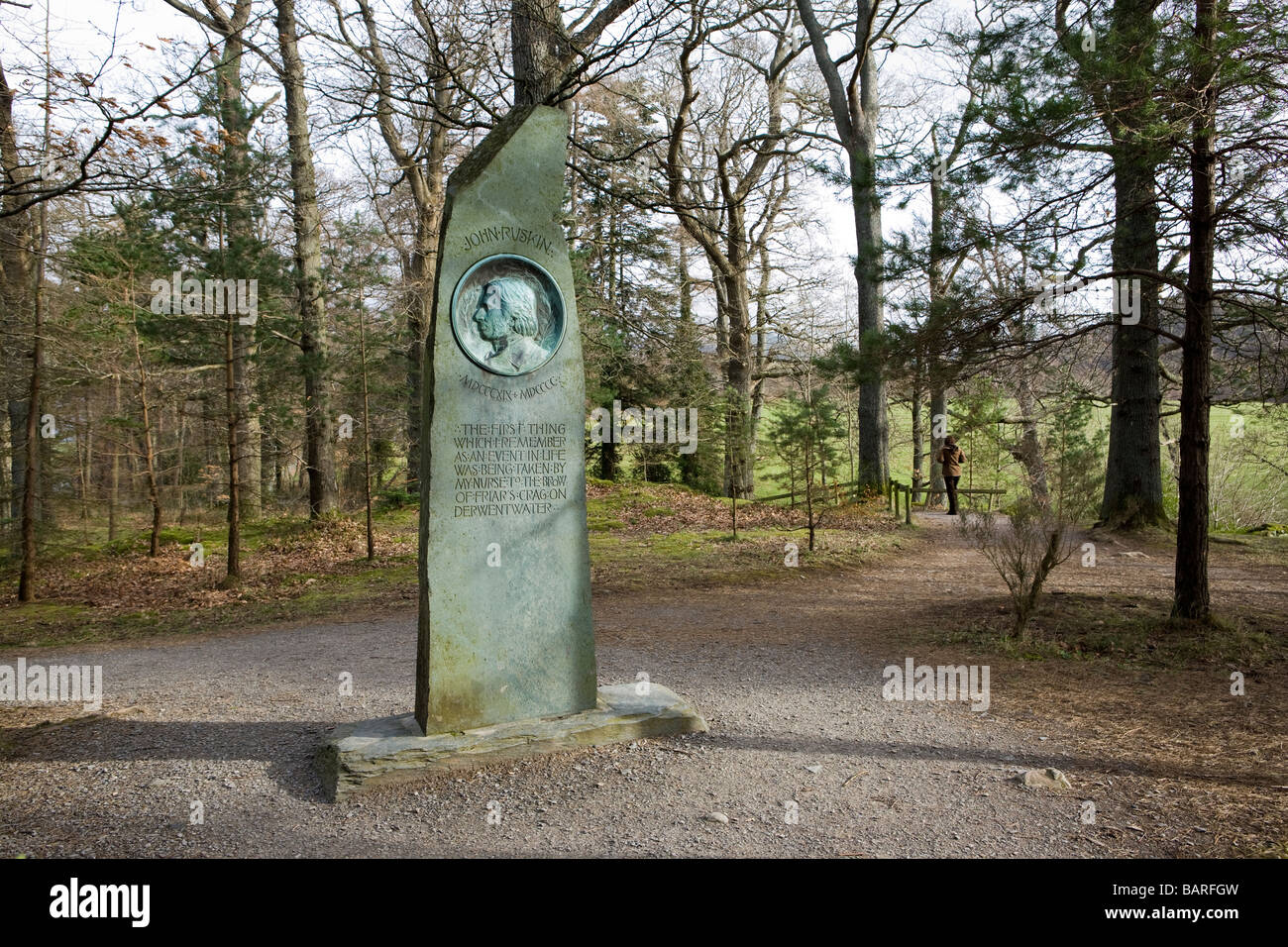 Un mémorial à John Ruskin à côté du sentier au Friars Crag, Keswick. Dans le Lake District Banque D'Images