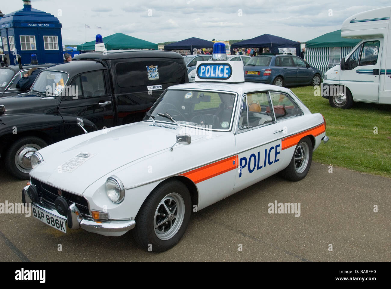 Un classique MGB GT Voiture de police Banque D'Images