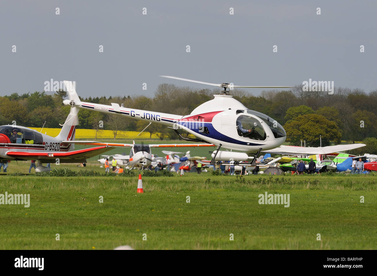 La Direction de l'hélicoptère Rotorway 162 G-jong en circulation près du sol, l'Aérodrome de Popham Hampshire Banque D'Images