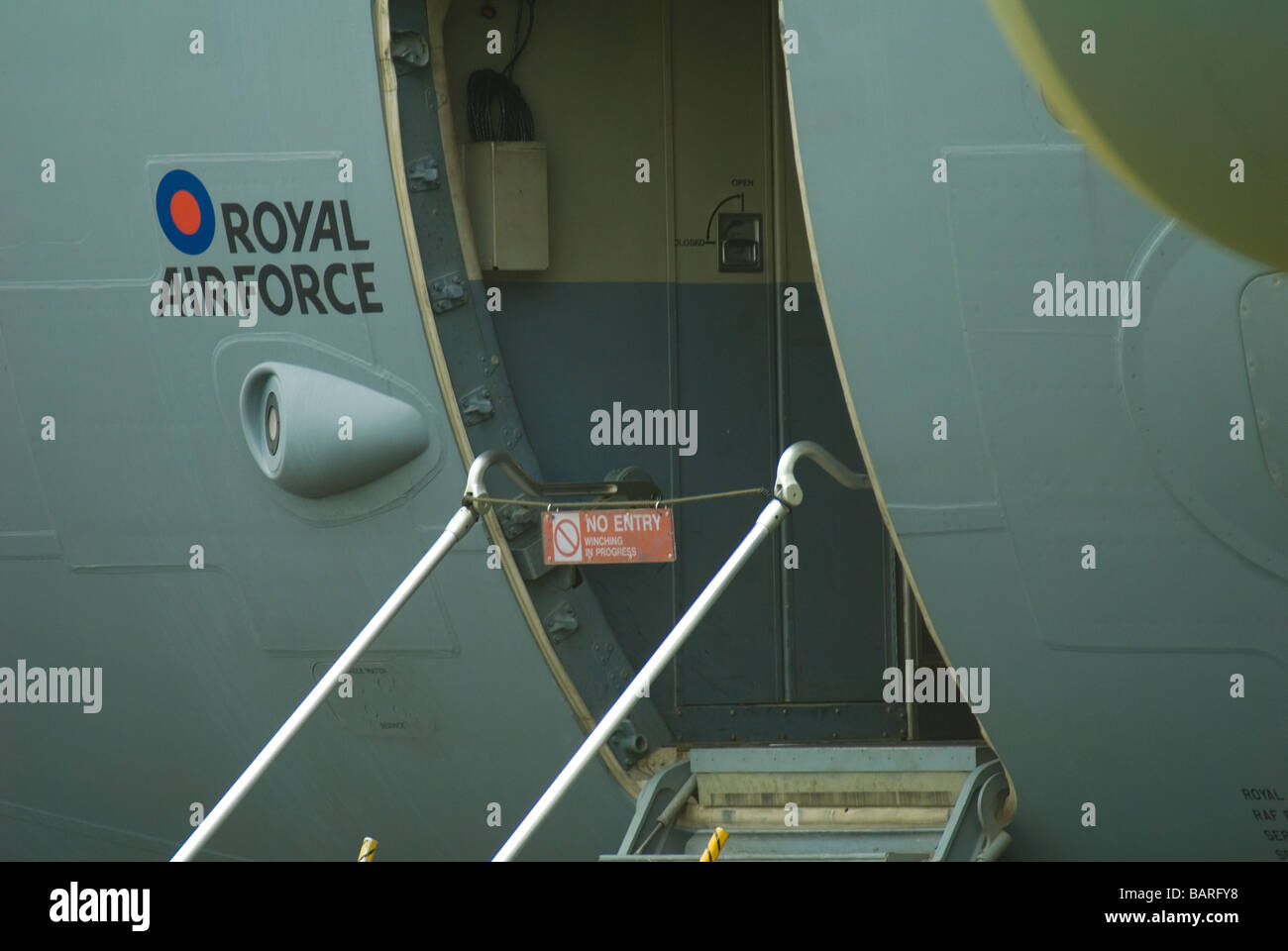 Pas d'entrée d'un signe sur une porte latérale d'un avion de transport C-17 Banque D'Images