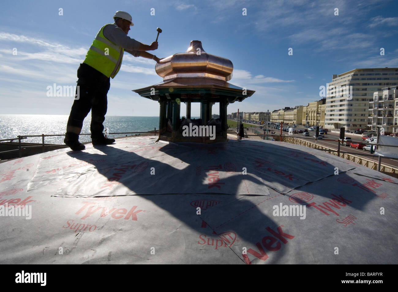 Un chaudronnier restaure la coupole du kiosque sur le front de mer de Brighton Banque D'Images