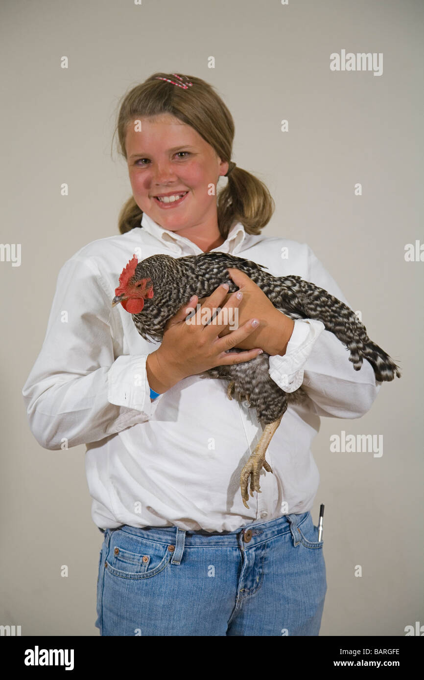 Une jeune fille et sa poule poulet plymouth rock barrée à 4 h à la county  fair Photo Stock - Alamy